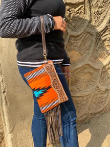 Bolso de mano de cuero con herramientas aztecas hecho a mano Real para mujer, manta de sillín, cartera con flecos, bolso de mano de cuero con herramientas de alta calidad - Product Image 3