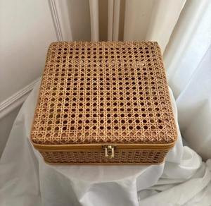 Panier de rangement élégant en rotin avec serrure, idéal pour l'organisation du maquillage et des accessoires essentiels dans le placard, provenant d'Inde - Product Image 3
