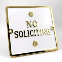 Plaque de porte personnalisée en zinc plaqué or, avec lettres modernes rondes imprimées UV et logo en creux, pour signalisation 'Interdiction de solliciter'