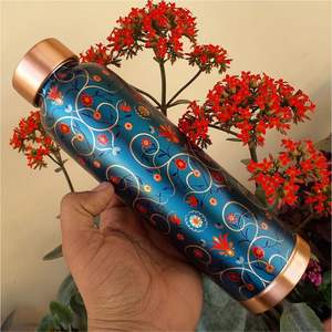 Botella de Agua de Cobre Puro Hecha a Mano, Diseño Meenakari Impreso de Lujo, Recipiente Ayurvédico a Prueba de Fugas, Regalo de Yoga al por Mayor, 950 ml - Product Image 1