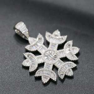 Collier en Moissanite Scintillant avec Pendentif Flocon de Neige Hiphop de Luxe Argenté, Bijou Élégant au Design Hivernal - Product Image 1