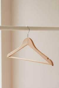 Cintres en bois durables avec finition laquée, design minimaliste pour placard, lot de 10, installation par crochet - Product Image 6
