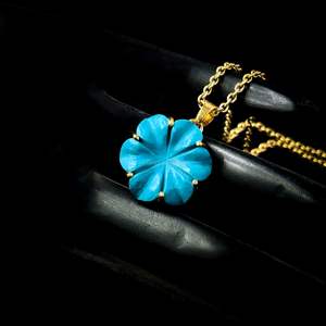 Collier avec pendentif en forme de fleur bleue turquoise, pierre précieuse sculptée, pour femmes, cadeau d'anniversaire, bijoux à la mode, vente en gros - Product Image 2