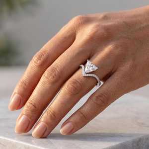 Anillo de compromiso con banda en V de moissanita triangular brillante de 1 quilate, plata 925, diseñado como regalo para tu pareja - Product Image 6
