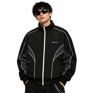 แจ็คเก็ตบอมเบอร์ผู้ชายแบบมีแถบตัดสี น้ำหนักเบา ซิปหน้า สไตล์สตรีทแวร์ เสื้อคลุมกันหนาว รับผลิตตามแบบ (OEM) ขายส่ง B2B แจ็คเก็ตผู้ชาย - Product Image 1