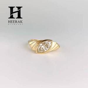 Bague de fiançailles en or 18 carats avec diamant marquise cultivé en laboratoire, sertissage clos et épaule nervurée architecturale, pour femme - Product Image 1