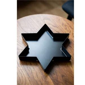 Plateau de service carré en métal noir mat de luxe, élégant et moderne, plat décoratif pour apéritifs, finition émail premium, décoration de table basse - Product Image 3