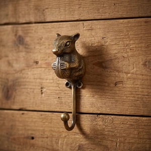 Patère murale en laiton antique motif écureuil, décoration rustique, porte-manteau en métal, design animal de dessin animé, crochet simple - Product Image 1