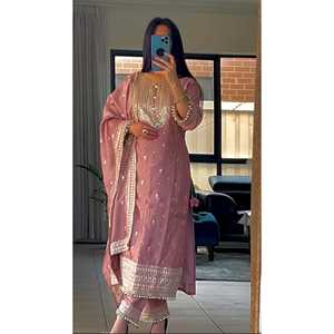 Conjunto de Dupatta para Mujer con Bordado Intenso y Diseño Elegante y Sofisticado - Product Image 2