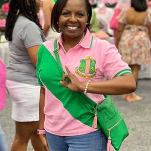 Camisa Casual Premium Rosa para Mujer, con Bordado de Letras Griegas, Cuello Clásico, Manga Corta, 100% Algodón, Cómoda - Product Image 5