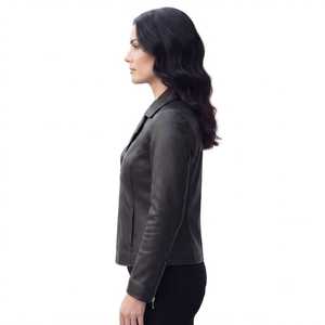 Veste en cuir véritable pour femmes, style motard, logo personnalisé, coupe ajustée, noire, fabricant de vestes en cuir pour moto - Product Image 3
