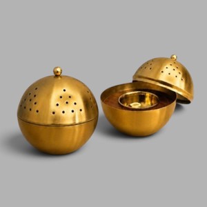 Mejor quemador de incienso de lujo color oro metálico, con tapa perforada y copa interior para quemar incienso, ideal para el Ramadán. - Product Image 2