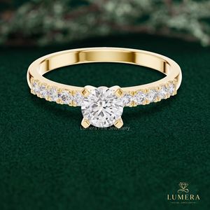 Anillo de Compromiso Clásico para Mujer con Diamante Cultivado en Laboratorio, Corte Brillante Redondo, Banda Pavé de 11 Lados, Elegante y Atemporal - Product Image 2