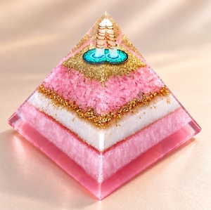 Pyramide d'orgone en quartz rose avec bobine de cuivre pour la décoration intérieure et l'énergie Reiki - Product Image 1