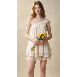 Vestido de mujer listo para enviar, elegante vestido mini color marfil con un solo hombro y silueta acampanada para vacaciones, precio al por mayor en línea. - Product Image 1
