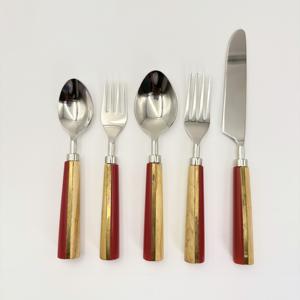 Juego de Cubiertos de Lujo de Cinco Piezas, Cubertería de Acero Inoxidable con Acabado Espejado, Resina Transparente y Mangos de Madera, Utensilios Elegantes para Fiestas a Bajo Precio - Product Image 3