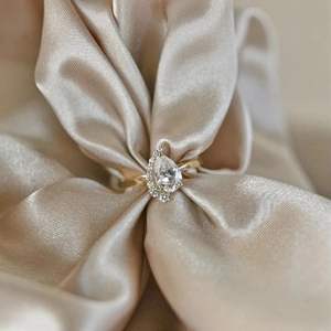 Anillo de Compromiso con Moissanita Corte Pera, Oro Rosa de 14K, Halo, Regalo de Boda y Aniversario, Anillo de Promesa para Ella, RITZIN - Product Image 1