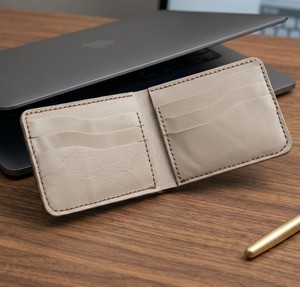 Cartera Bifold Delgada de Cuero Genuino Premium Hecha a Mano con Diseño de Caramelo, Cierre Abierto, Bloqueo RFID, para Uso Diario, Elegante para Hombres - Product Image 3