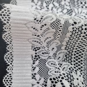 Tela de encaje elástica ligera con diseño floral de hojas, de nailon y elastano, con borde festoneado y estructura de banda de punto por urdimbre, para ropa interior y prendas de boda. - Product Image 2