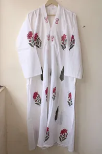 Vestido Maxi de Algodón Boho para Mujer, Color Blanco, Estampado a Mano con Motivos Florales Rojos y Diseño de Hojas Tradicionales - Product Image 4