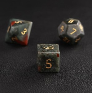 Jeu de dés en résine fait main, dés polyédriques colorés, formes personnalisées pour jeux de société - Product Image 4