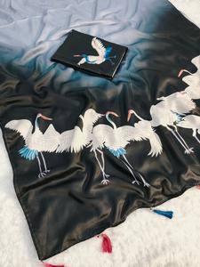 Sari en soie crêpe avec motifs multi-usages, infroissable et à séchage rapide, style soirée, inclut un morceau de chemisier et des détails de passepoil. - Product Image 2