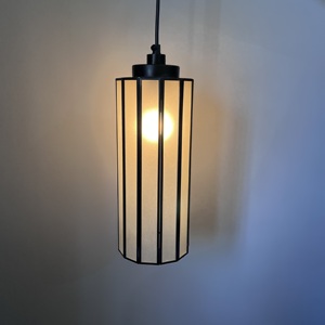 Luminaire suspendu long en verre noir et blanc avec LED, cadre métallique blanc chaud doux et lampe de plafond intégrée - Product Image 4