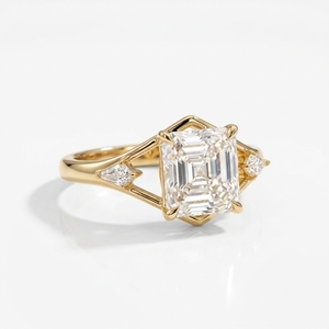 Bague de fiançailles RAAMAA en or jaune 14 carats avec diamant taille Asscher, pierre latérale en forme de cerf-volant, monture ouverte à branches séparées et solitaire géométrique - Product Image 2