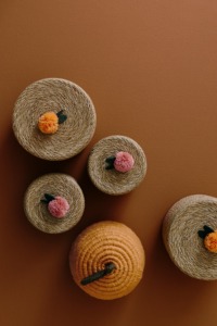 Juego de 2 cestas decorativas redondas de mimbre con tapa, cestas de almacenamiento hechas a mano, venta al por mayor, ecológicas, hechas en Vietnam - Product Image 4