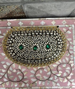 Elegante mini bolso clutch con adornos Kundan, ideal para bodas, bolso de mano metálico, artesanía en metal. - Product Image 6