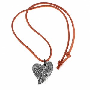 Collier pendentif cœur en acier Damas moderne fait main par Ahmad Fabric avec motif ajouré sur cordon marron pour cadeau de Saint-Valentin - Product Image 1