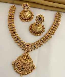 Parure de bijoux de temple antique finition mate, collier plaqué or, Jhumka, design traditionnel pour femmes, mariage indien du sud - Product Image 1