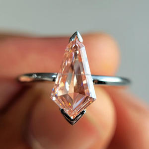 Bague de fiançailles en moissanite rose pêche taille cerf-volant en or blanc, bague solitaire à deux griffes, minimaliste et moderne, pour mariage - Product Image 1