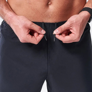 กางเกงขาสั้นกีฬาผู้ชาย ผ้าโพลีเอสเตอร์ผสมคอตตอน สำหรับฤดูใบไม้ร่วง เอวยืดหยุ่น สีดำ มีกระเป๋า กันน้ำ ระบายอากาศดี สวมใส่สบาย เหมาะสำหรับออกกำลังกาย - Product Image 2