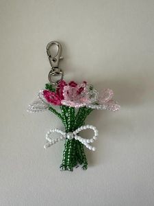 Porte-clés brodé à la main unique avec embellissement de perles de qualité supérieure pour les collections de marques de mode et de boutiques - Product Image 4
