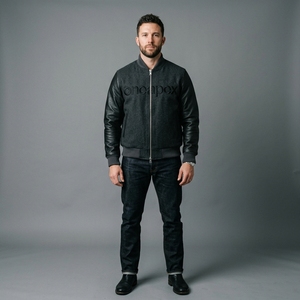 Veste en laine gris anthracite pour homme avec manches en cuir noir, col et poignets en tricot côtelé, fermeture éclair intégrale, style streetwear décontracté haut de gamme, veste personnalisée - Product Image 1