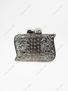 Bolso de mano artesanal de nácar con marco floral plateado y asa esculpida, bolso de noche de lujo para bodas y fiestas. - Product Image 4