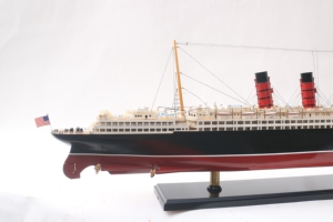 Maquette artisanale du liner RMS Lusitania en bois - Modèle de bateau de croisière britannique de luxe classique pour la décoration de la maison ou du bureau - Product Image 4