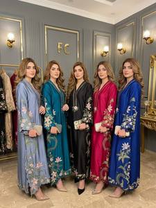 Conjunto de Kurta de Algodón Tradicional con Bordado Floral para Mujer, Corte Holgado, Largo hasta el Suelo, Estilo Étnico Informal de India y Pakistán - Product Image 5