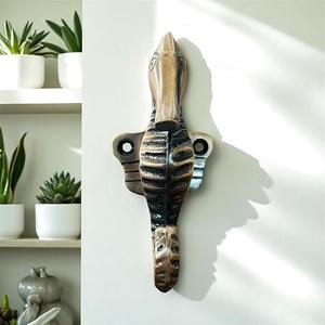 Porte-manteau mural décoratif en métal antique à double crochet, robuste, pour la maison - Product Image 1