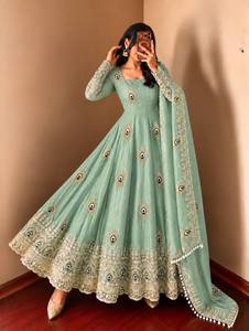 Robe Anarkali brodée bleu ciel pour femme, longueur ras du sol, style traditionnel indien pakistanais, coupe ample, en soie extensible - Product Image 4