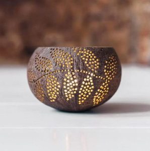 Support de Bougie Artisanal en Noix de Coco Authentique, Motif Rayons de Soleil, Décoration Naturelle Écologique pour Maisons Durables - Product Image 1