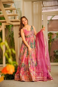 Vestido Modern Touch Jimmy de organza de seda con estampado digital, acolchado, completamente cosido, con vuelo y dupatta. - Product Image 4