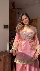 Conjunto de palazzo de seda Fendi con diseño de espejo y dupatta – Ideal para bodas y fiestas - Product Image 3