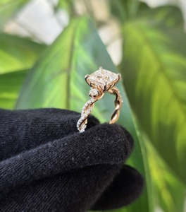 Bague de fiançailles en diamant naturel taille princesse avec moissanite, bijoux de mariée de luxe pour femme, disponible à la vente – Offre spéciale - Product Image 3