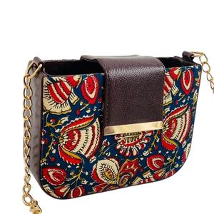 Sac bandoulière mini Royal Indigo Paisley avec chaîne dorée, en tissu matelassé doux, durable, écologique et imperméable – Sacs à main décontractés - Product Image 1