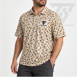 Polo pour homme Trackstar beige et marron à motif galets dorés, manches courtes, col boutonné, chemise de golf, logo personnalisé - Product Image 3