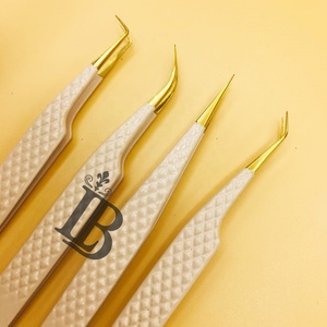 Pince à épiler professionnelle Lumia Beauty LB027 pour extensions de cils, en acier inoxydable, précision anti-magnétique, pour cils plats en vison, pointe dorée en fibre - Product Image 5