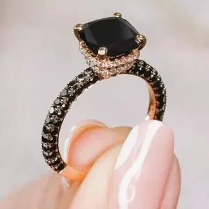 Anillo de compromiso con diamante negro simulado de corte redondo de 2 quilates, chapado en oro rosa de 14 quilates - Product Image 1