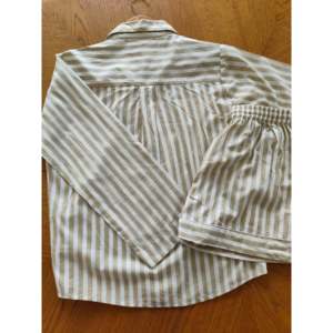 Conjunto corto de mujer a rayas beige 100% algodón, conjunto de shorts de verano transpirable con rayas de algodón, conjunto de camisa y shorts de algodón suave. - Product Image 5